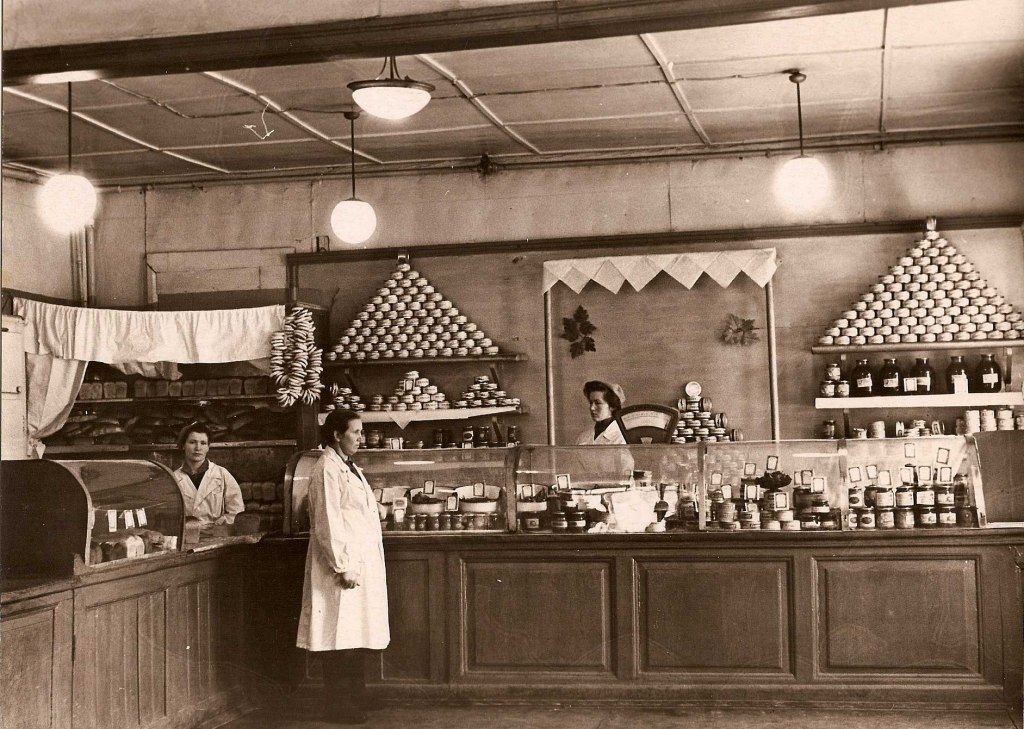 Продовольственный магазин в 1960 году. Клязьма