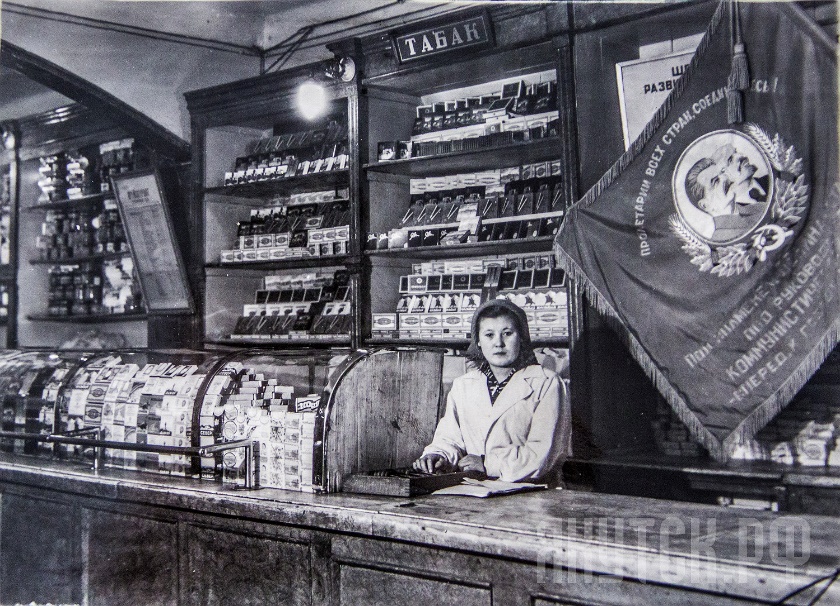 Магазин «Табаки» в Якутске, начало 50-х годов. Магазин «Табаки» в Якутске, начало 50-х годов.